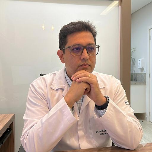 Dr. Abel Dib Rayashi atendendo em consultório.